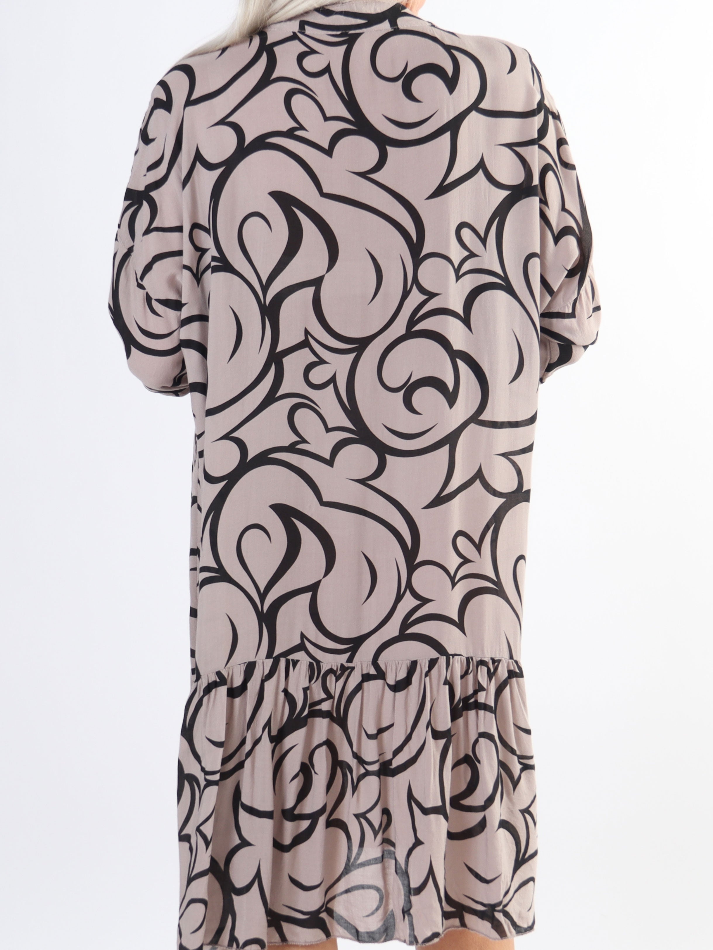 Linda - Mönstrad skjortklänning i stora storlekar med volang